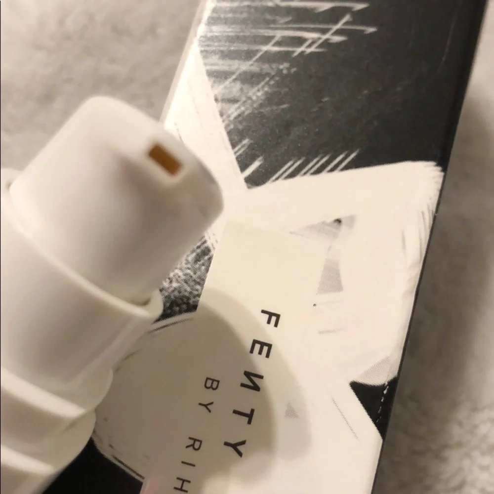 Fenty 235 Pro Filt’r Hydrating Foundation - Picture 3 of 3
